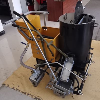 Machine de décapage de lignes de route thermoplastiques à poussée humaine