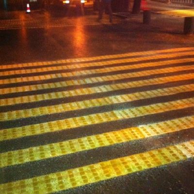 Machine de marquage des lignes routières à bruit de vibration