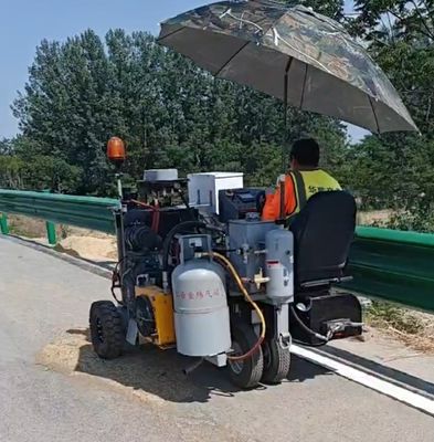 Mini-tricycle traceur de lignes routières thermoplastiques avec système de chauffage à huile par conduction
