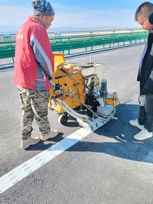 Deux composants 2K ligne élevée / ligne de côte Marquage de la route Machine- batterie poussant