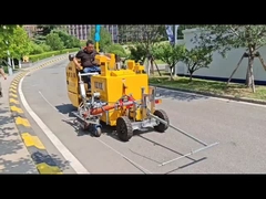 Petit camion de marquage de ligne de route en thermoplastique conduit par un passager