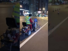 Machine de marquage routier à bande à deux composants sans pulvérisation à l'air